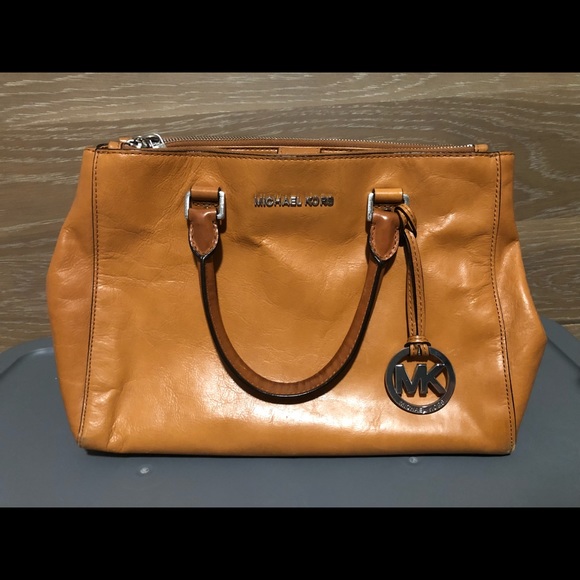 Authentic Michael Kors Bedford Tote - Picture 2 of 8
